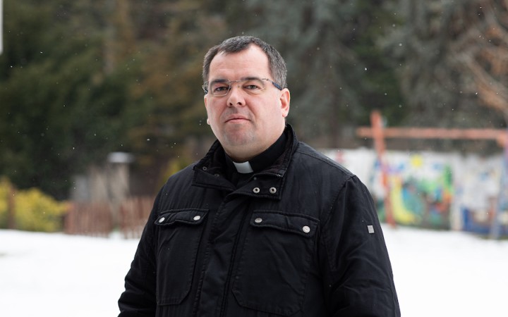 Kňazi nie sú zvyknutí zdôverovať sa navzájom. Musia sa naučiť spolupracovať