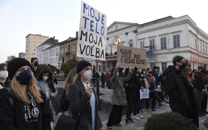 Slovenské ženy sa nevedia dostať k potratom, zavádza Možnosť voľby (+ podcast)