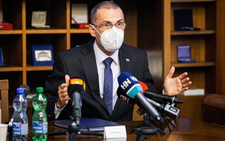 Vaše vyjadrenia sú nenáležité. Nebudem rozhodovať podľa predstáv politikov