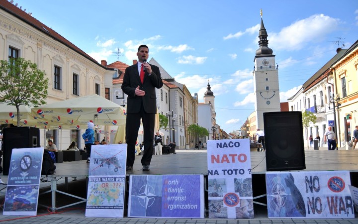 Kaviareň je zase v maskáčoch, ale čo Slovensko vlastne hľadá v NATO?