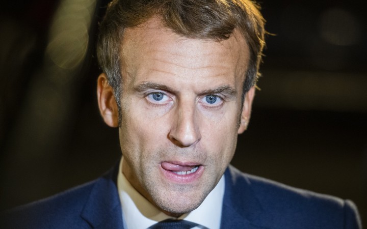 Macron žiadne sľuby nesplnil, no jeho protikandidátov je veľa a sú rozhádaní