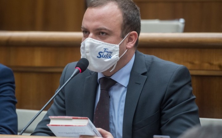 Žiak bude za okrúhlym stolom sedieť zrejme sám. Cirkvi ani politici neprídu