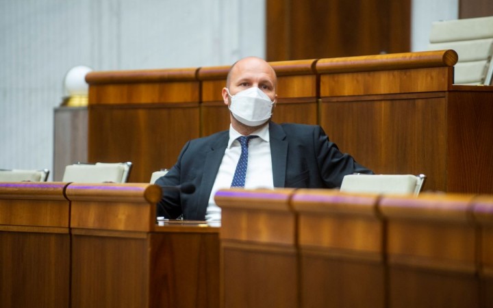 Väčšina koaličných poslancov bude za, otázne je, koľkí budú chorí