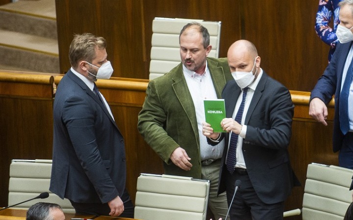 Diskusiu v parlamente ukončili, kotlebovci pustili sirénu a narúšali rokovanie