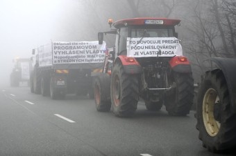 Protestujúci farmári traktormi úplne zablokovali priechod Dargov