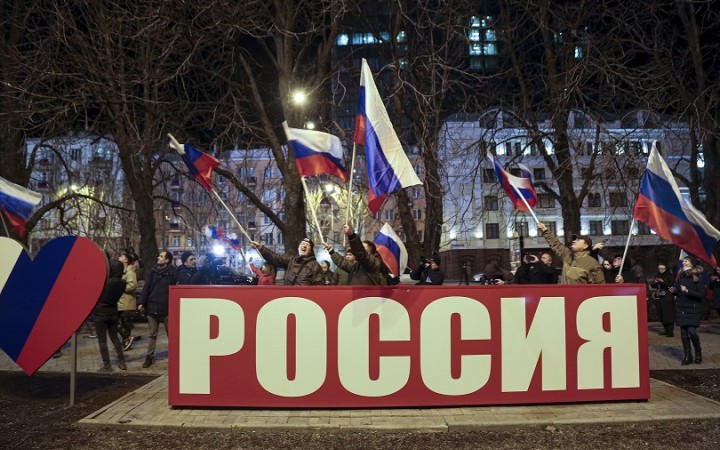 Putin uznal separatistov a poslal vojakov na východ Ukrajiny
