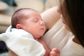 Spoločnosť si u žien viac cení kariéru, tie začínajú materstvo vnímať ako príťaž