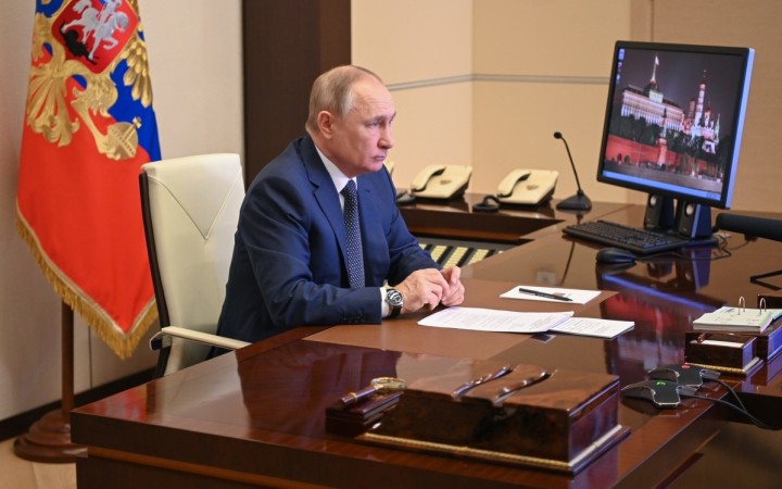 Putin ignoroval varovania umiernených a otvoril si domáci front