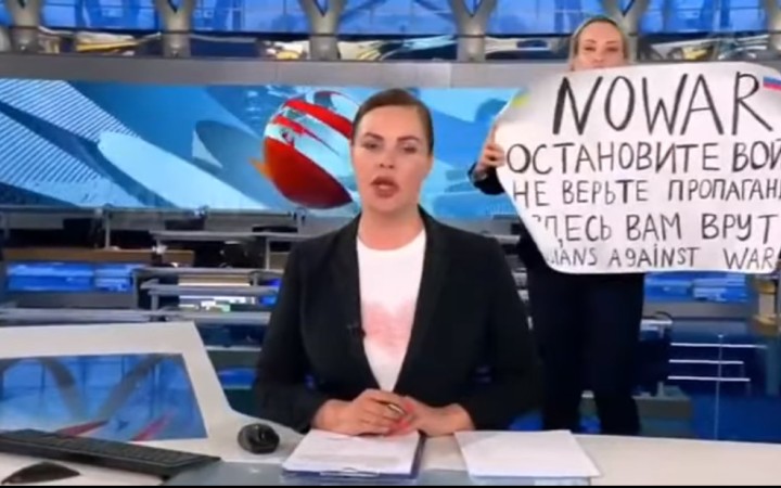Vysielanie ruskej štátnej televízie narušila novinárka s protivojnovým plagátom