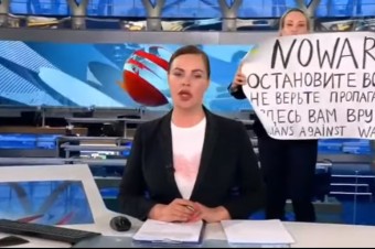 Vysielanie ruskej štátnej televízie narušila novinárka s protivojnovým plagátom