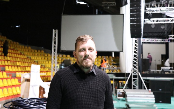 Radšej pôjdem utečencom nosiť tašky, ako čeliť výhradám, že tu robíme biznis