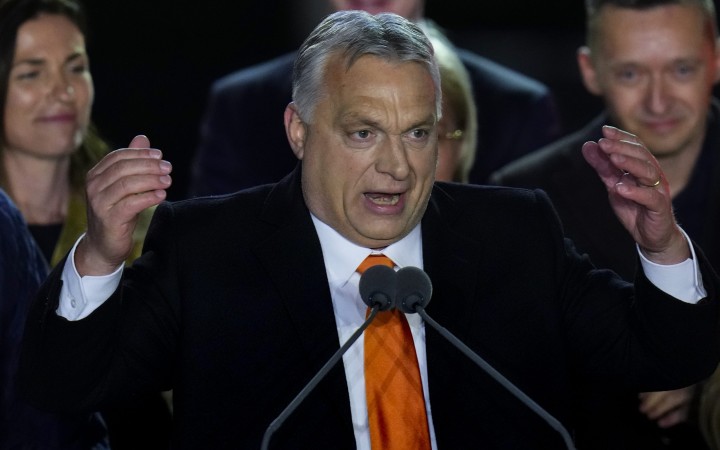 Orbán zvíťazil s ústavnou väčšinou, za porazeného oponenta označil aj Zelenského