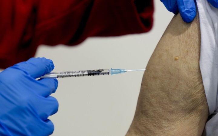Muž v Nemecku si nechal vpichnúť 90 dávok proticovidovej vakcíny, pasy predával