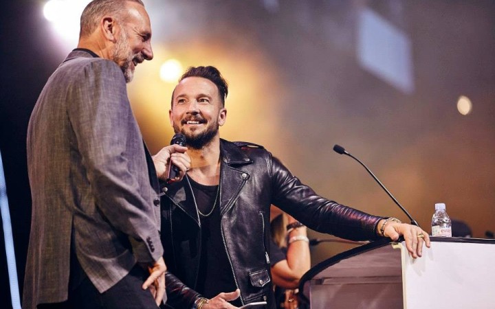 Vo vedení Hillsongu pôsobil homosexuál. Cirkev zasiahla