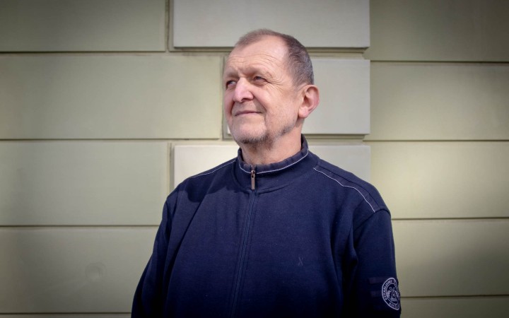 Pri dome máme pekné záhradky, ale nemáme problém vyhodiť smeti za svoj plot