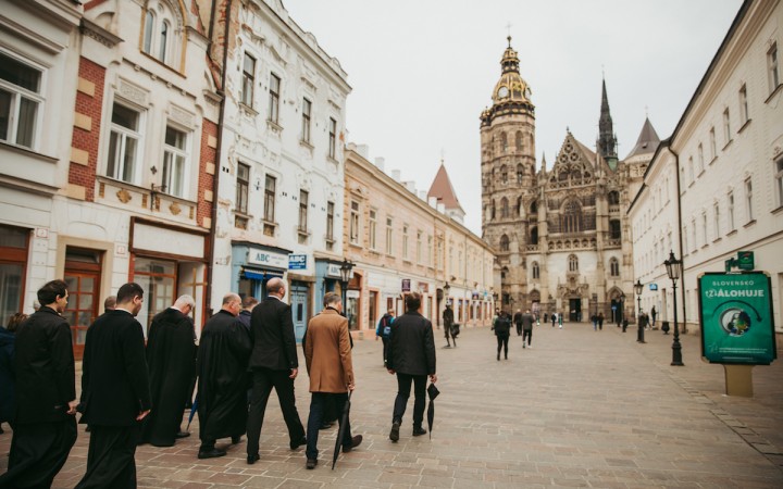 Do centra Košíc sa po „online prestávke“ vrátil tradičný sprievod (fotoreportáž)