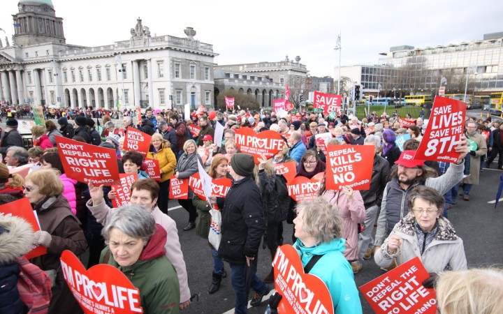 Tisíce ľudí v Dubline protestovali proti liberalizácii potratov
