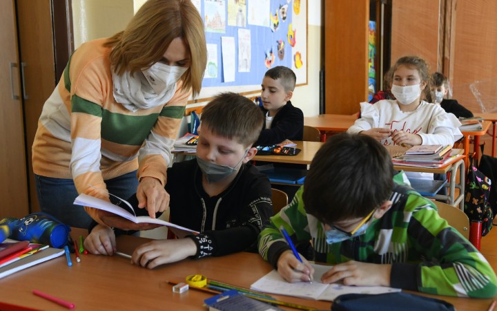 Namiesto uľahčenia zamestnávania priniesli ukrajinským učiteľom diskrimináciu