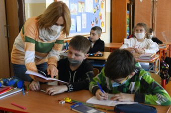 Namiesto uľahčenia zamestnávania priniesli ukrajinským učiteľom diskrimináciu