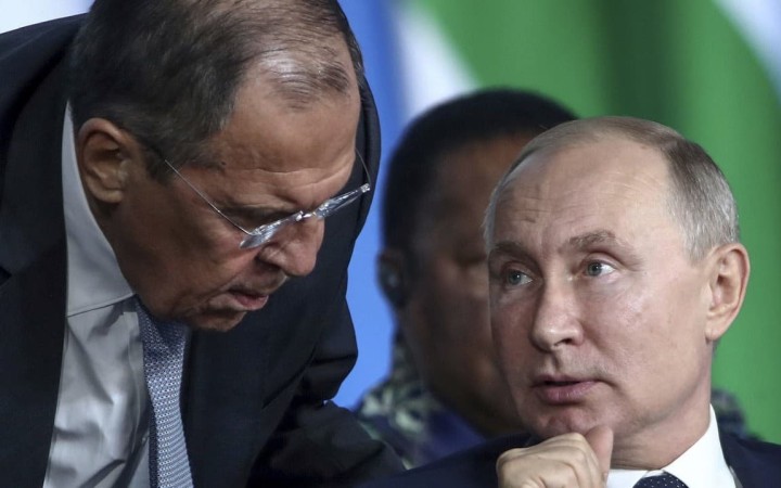 Lavrov tvrdí, že zrušenie sankcií je kľúčovou súčasťou rokovaní, Kyjev to poprel
