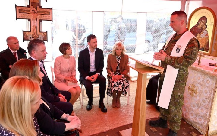 Bidenová bola s dobrovoľníkmi i utečencami, modlila sa a pozdravila aj Zelenskú