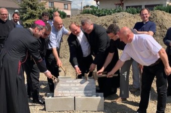 V rodisku blahoslavenej Anny Kolesárovej vo Vysokej nad Uhom začali stavať nové 