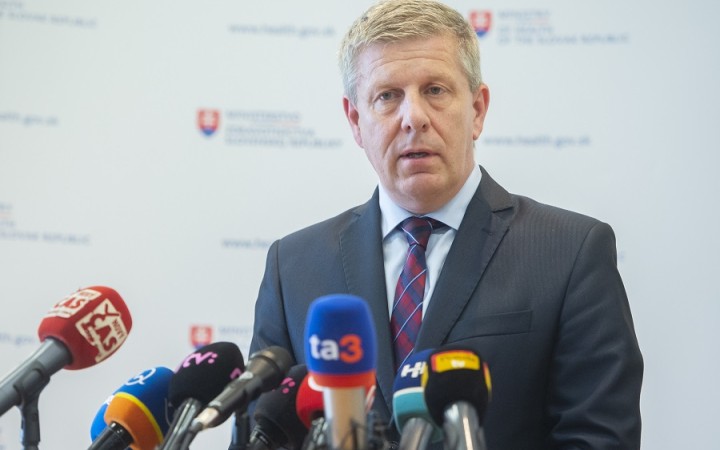 Lengvarský po tlaku konzervatívcov z OĽaNO zastavil platnosť usmernenia
