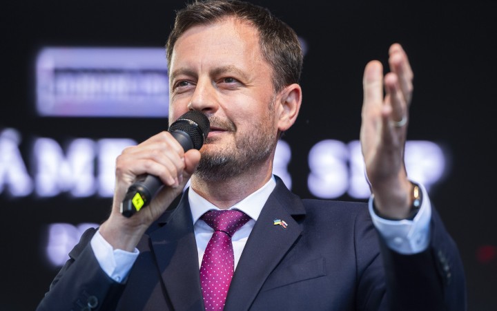 Už aj Eduard Heger začal básniť o „správnej strane dejín“