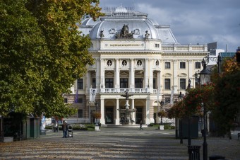 Nefungovali výťahy, herci sa na scéne objavovali náhodne