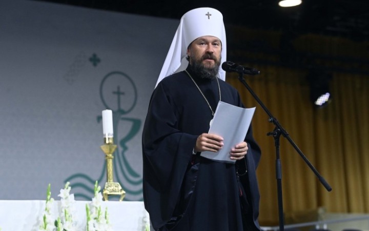 Arcibiskup Hilarion odmieta kritiku za postoj k vojne a podporu prezidenta Putin