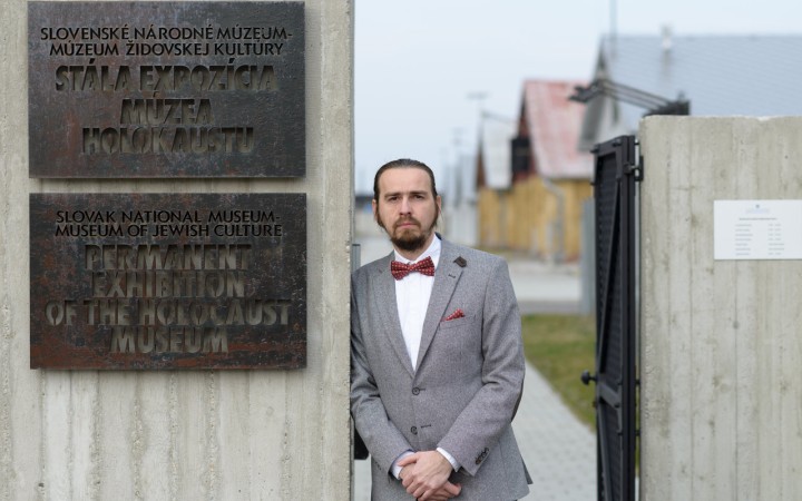 Ženy museli pracovať nahé a prsami zametať hobliny 