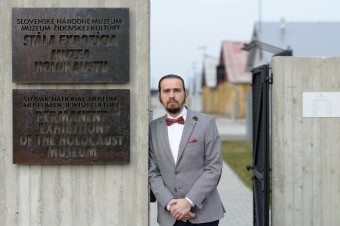 Ženy museli pracovať nahé a prsami zametať hobliny 