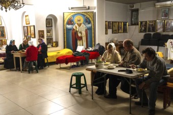 Vysídlení Ukrajinci jedia v suteréne ukrajinského pravoslávneho kostola, Charkov