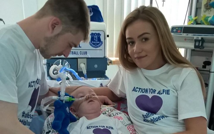 V Anglicku chcú odpojiť chlapca od prístrojov. Zastal sa ho pápež