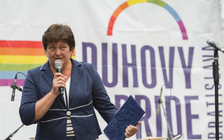 Stop LGBT vlajkám na verejných budovách. Zakážete však aj kríže, varuje Šeliga