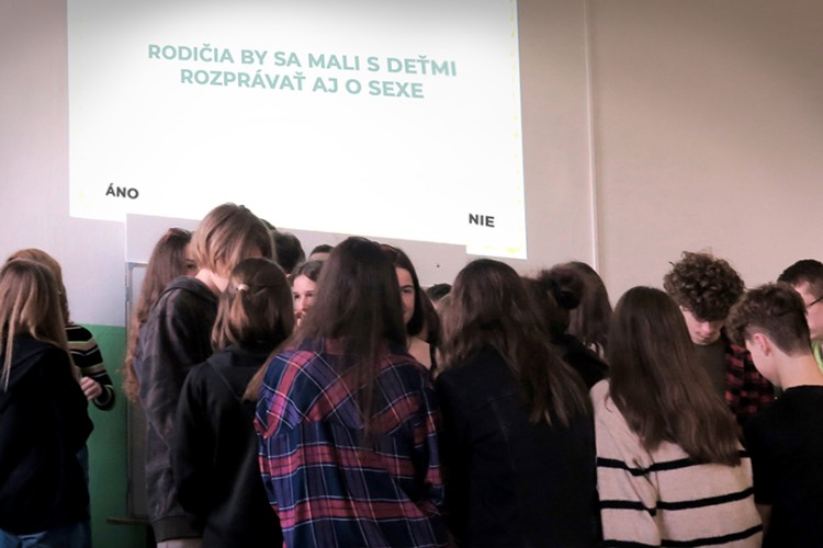 1000 žiakov o tom, ako by sa rodičia mali s nimi rozprávať o sexe