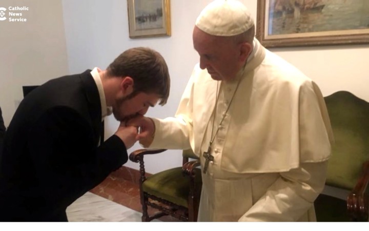 Otec chlapca, ktorého chcú odpojiť od prístrojov, prosí pápeža o azyl