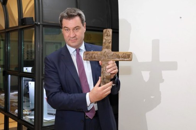 Bavorsko: Kríže na stenách úradov