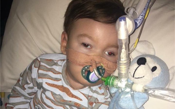 Alfie stále žije, súd opäť zamietol jeho prevoz do Talianska