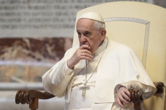 Napriek zdravotným problémom regiznácia „neprichádza do úvahy“, reagoval pápež