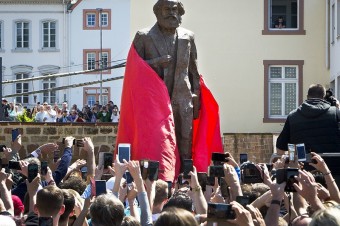 V Trieri odhalili Marxovu sochu, Juncker na oslavách obhajoval jeho odkaz