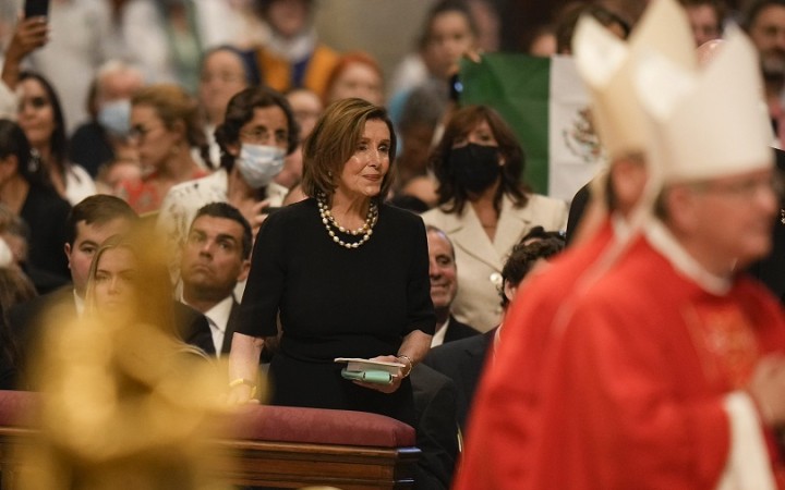 Pelosiová aj napriek svojej podpore interrupcií prijala vo Vatikáne Eucharistiu