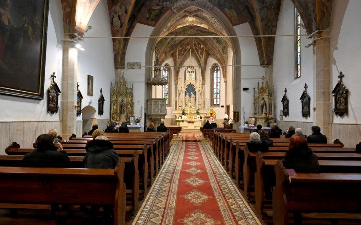 Duchovní sa sťažujú, že nemajú ani na minimálne mzdy. Ministerstvo zmeny odmieta