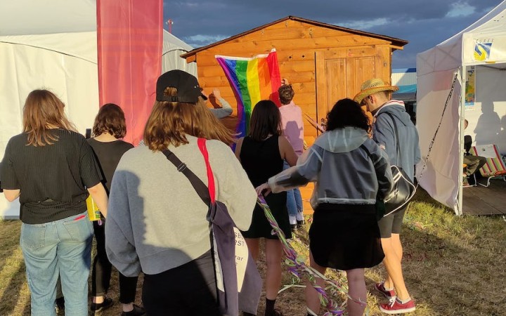 Na Pohode protestovali voči biskupovi Haľkovi, na spovednicu dali dúhovú vlajku