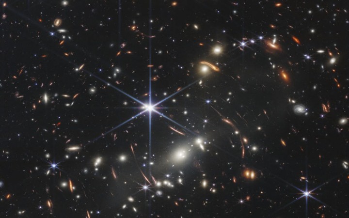 NASA ukázala prvý záber Webbovho teleskopu zachytávajúci ďaleký vesmír