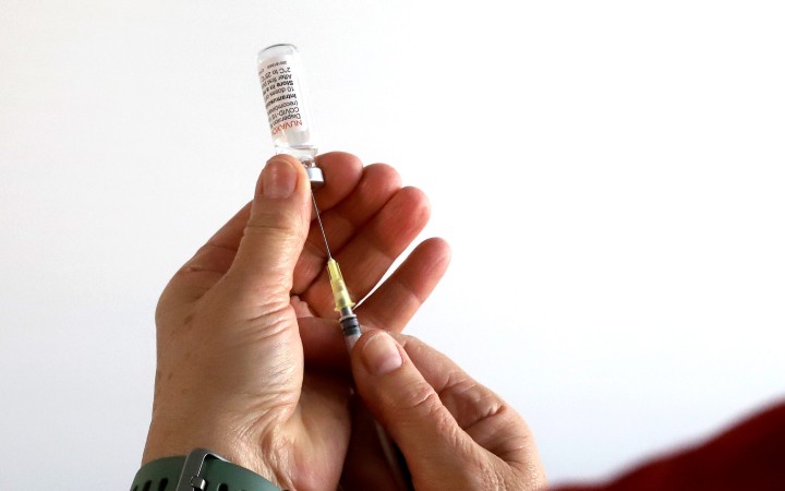Ministerstvo zdravotníctva zvažuje možnosť druhej booster dávky u starších ľudí