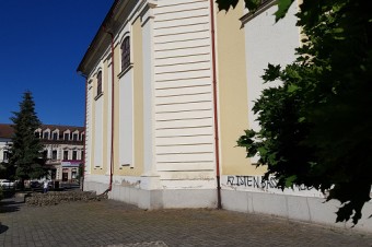 Kostol postriekali vulgárnymi nápismi a satanistickými symbolmi