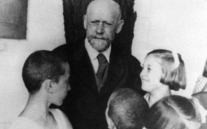Deťom priznal právo na rešpekt. Poľský lekár obetoval za svoje siroty život