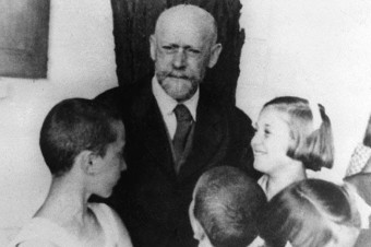 Deťom priznal právo na rešpekt. Poľský lekár obetoval za svoje siroty život