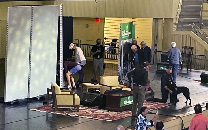 Spisovateľa Salmana Rushdieho napadol počas prednášky neznámy muž